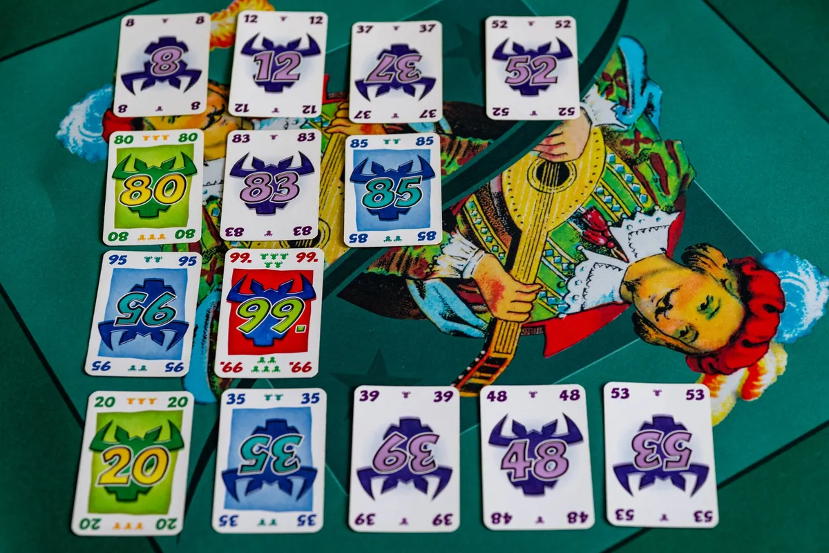Cartes de 6 qui prend posées en rangées sur un tapis de jeu