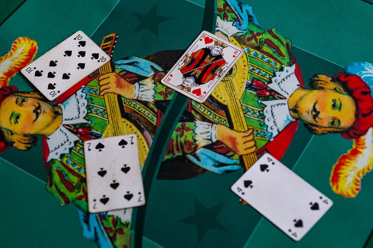 Le roi de cœur, le barbu, au milieu de piques sur un tapis de cartes