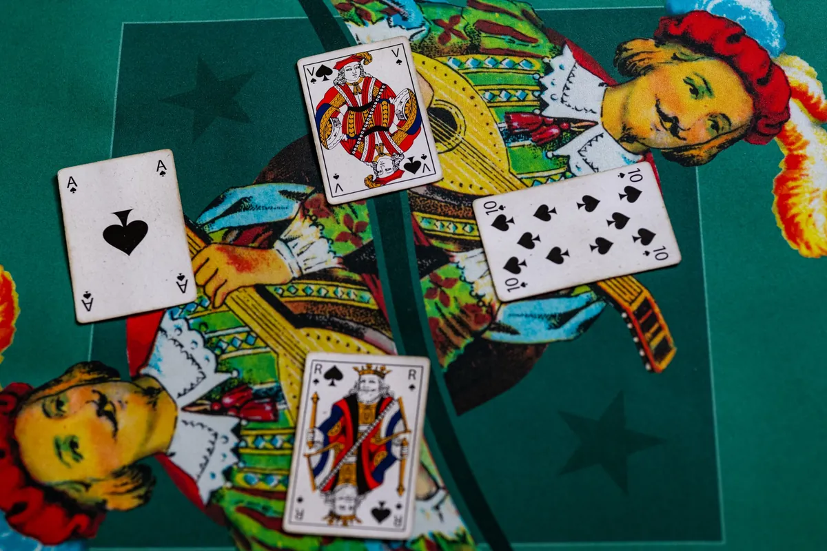 Un pli de contrée à pique sur un tapis de cartes : as, roi, valet et dix de pique