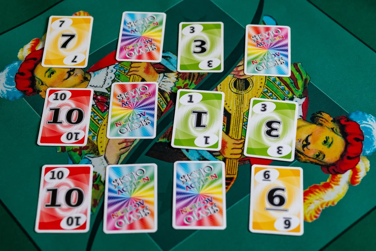 Une grille de Skyjo de douze cartes, en partie retournées
